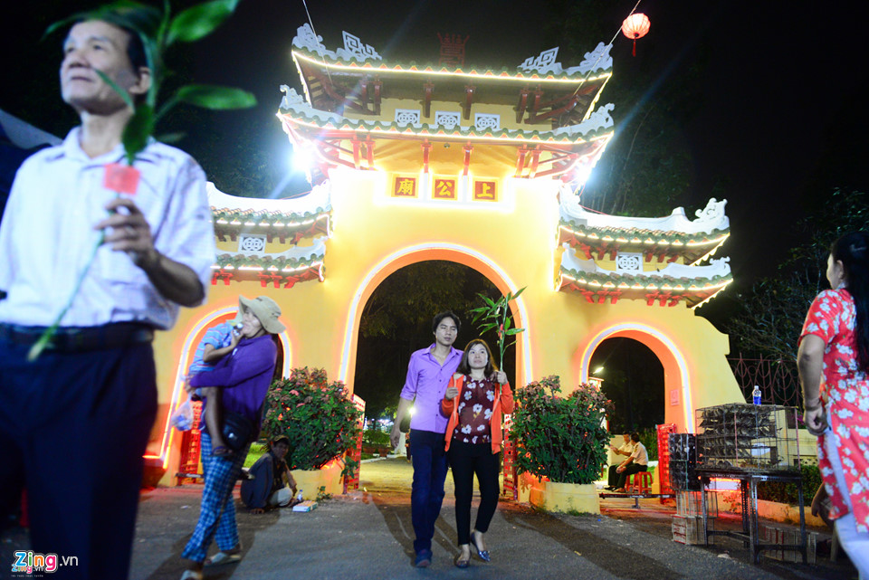 Người Sài Gòn xếp hàng để được gõ chuông chùa ngày đầu năm